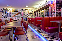 Mel's Bar Diner & Play D'Amelio