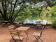 La Guinguette Au Bord De L'eau